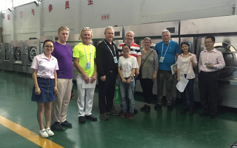 參觀完了（le）工廠之（zhī）後俄羅斯客戶爽快下單3台工業洗衣機